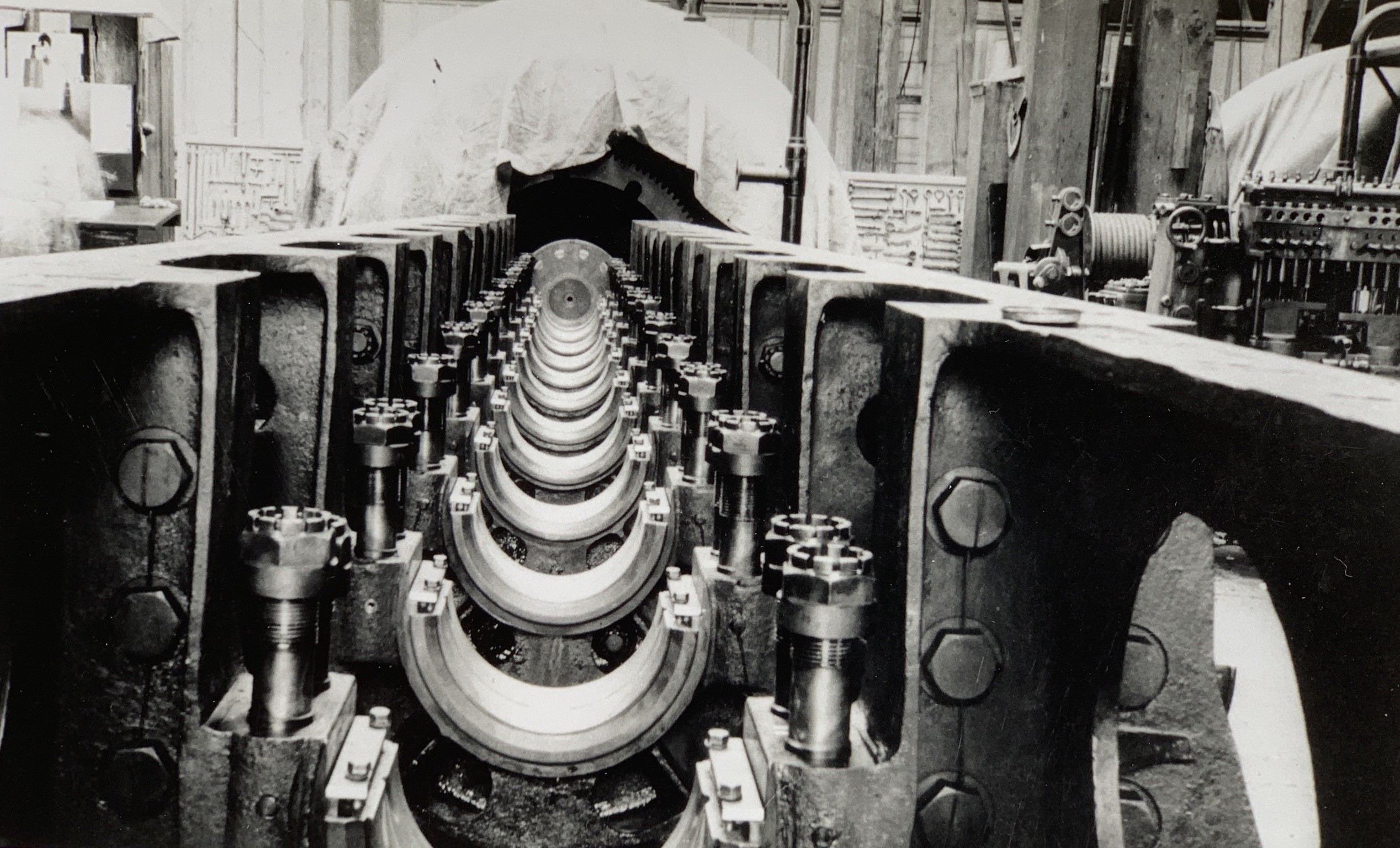 Bearing race in engine block for main crankshaft