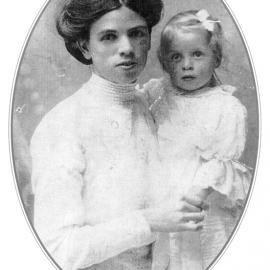 Ruby Rollerson and daughter Olive, Reefton 1916.