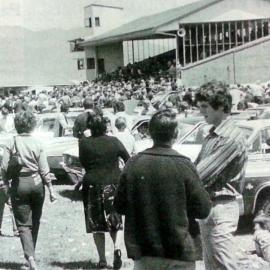 Crowd at Patterson Park, Westport, Christmas Meeting, 1982.