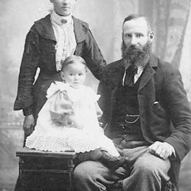 Gosling and Hunter families, All Nations Hotel , Nelson Creek.  -ALBUM-