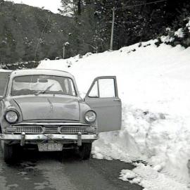 Heavy snow on the Rahu Saddle .  1976.