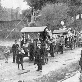 King's Birthday Celebration procession by the children of the Cobden School.1922.
