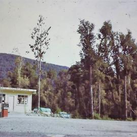 Paringa Store and Petrol Pumps.