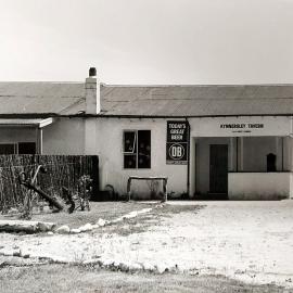 Kynnersley Tavern near Mokihinui River, ca 1982. Clive Aldridge proprietor.