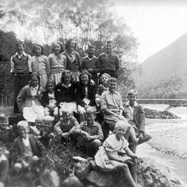 Reefton kids at Maruia for possibly a school trip, date unknown.