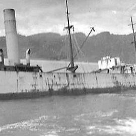 The Abel Tasman aground, Cobden Tiphead 1936.   - ALBUM -