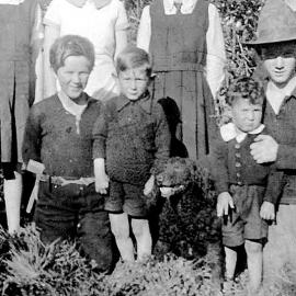 Peter Molloy, George Hill, Dog, David Hill, Terence Molloy. Kotuku.ca.1934.