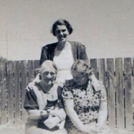 Tuck family, Nelson Creek: Isabel Tuck, Winnie Tuck, and Nell Dalziel -1943