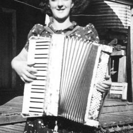 Tuck family of Nelson Creek: Iola Rose Tuck - the leading player in Tuck's orchestra 1939.