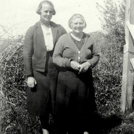 Anna Lucas ,Mrs John and Annie Ashen,Orwell Creek.1925.  - 2 PHOTOS -