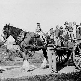  Charlie Low holding the horse and Vic Smitheren leaning on the cart -  Kotuku .