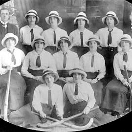 Ladies hockey club, 1914