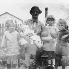 Mrs Rowlands with Lucas children, Kotuku.1930-31.