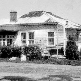 Steve Newby - "our old flat where the Mobil Petrol Station is now." Greymouth.  1977