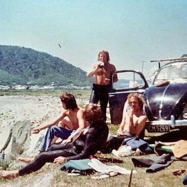  Cobden tip - Kevin Franklin standing Vern Cochran to his right, Verns VW.1974.
