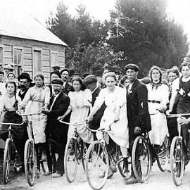 Womens bike race Ngahere, circa 1914.