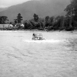 Vehicle crossing the Paringa River