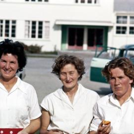  Joyce Boote, Rose Stapleton and Doris in Hokitika