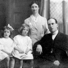 Toohey Family , Arney Street Greymouth - early 1920s