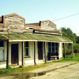   Kokatahi Hotel and some derelict old shops *PHOTO ALBUM*