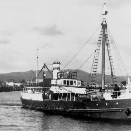 M.V. Hauiti leaving Hokitika Wharf.ca.1940`s - 50`s.