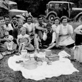 Gaylor-Winter family - A family picnic at Lake Kaniere.