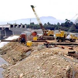 Building the Buller Bridge, 1975.