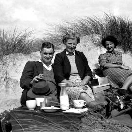 Ham & Beryl Oakley, Gaenor Pearson - picnic at Carters Beach .ca.1950.