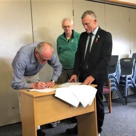 Restoration of cranes agreement - Robin Ross , Mayor Tony Kokshoorn.2018