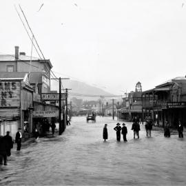 Flood Greymouth 1905 - Tainui Street, now the town square site