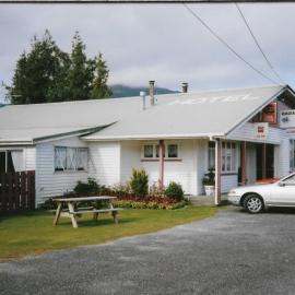 The Kokatahi Hotel in 1995