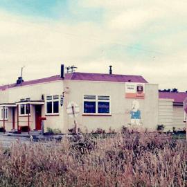 The Pig and Whistle Hotel at Sergeants Hill, 1985.