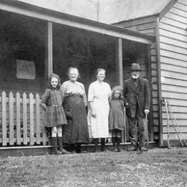  Aickens Accommodation house with Jessie and Bill Aicken.ca.1924 - 25.