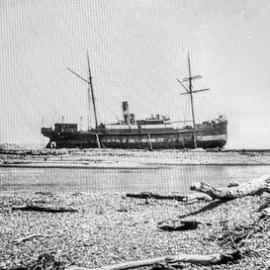 The Union Company’s Mawhera is ashore on the north mole. October 29, 1886.  - ALBUM -  