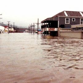  Greymouth Flood,Union Hotel on the right ,September .1988.