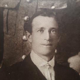 The Bromley family mystery *PHOTO ALBUM*