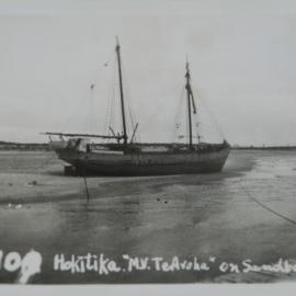 MV Te Aroka on sandbank, Hokitika
