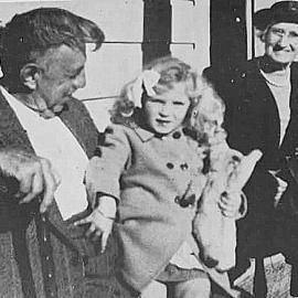 Greek Mangos outside his Post Office Hotel in Lyell.