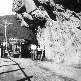 Karamea bus with Jones family from Auckland at Hawks Craig on a day trip