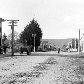 The main street in Kumara, showing the Post Office (left) and the Court House Hotel (right).1900-1909.