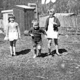 Eva, Buck Anderson, Anne Johnston at Charlie Cook's house Tawhai