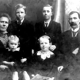 John Thompson and Florence Louisa (nee Chambers) Kinsella with their four children, of Blackball