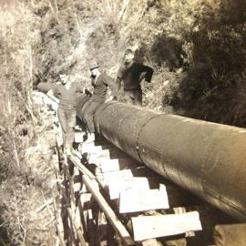 1935.--ATARAU, Grey valley. Laying Pipes for Gold Claim