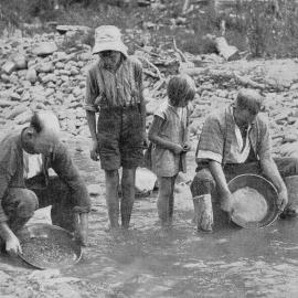 Prospectors in the Maude Creek, Golden Hope fields.Murchison.