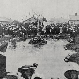 MR. SEDDON ADDRESSING THE ASSEMBLAGE AT THE UNVEILING OF THE TROOPERS MEMORIAL, VICTORIA SQUARE, WESTPORT, JANUARY 20, 1906