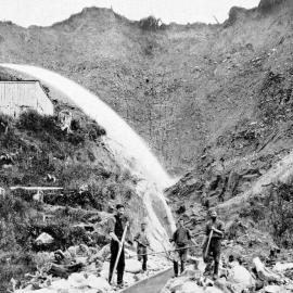 Macleod's Terrace Sluicing Company's claim near Ross.1906.