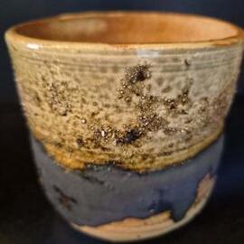 Pot decorated with black sand gold