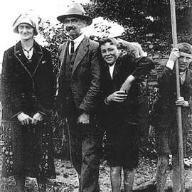Harding Clan around 1920  -  Whitebaiting on the agenda.Hokitka. 