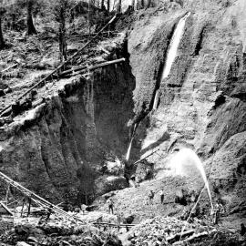 A Sluicing Claim near Westport.1898.